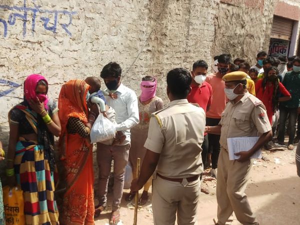दुकान से बाहर निकले लोग।