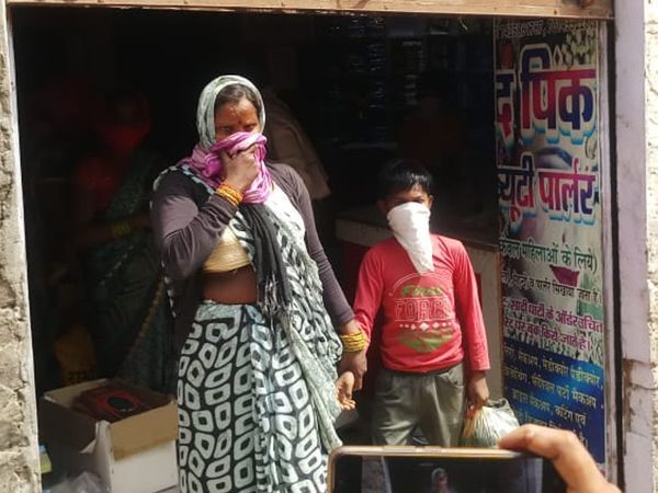 बंद शोरूम के अंदर चल रही थी शॉपिंग: छापा पड़ा तो बाहर निकले 35 महिला और पुरुष, सभी को ट्रैक्टर में भरकर थाने ले गई पुलिस