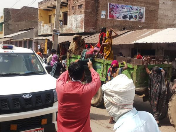 महिलाओं के ट्रैक्टर में ले जाती पुलिस।