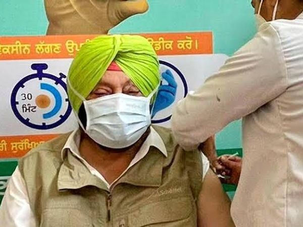 CM कैप्टन अमरिंदर सिंह की वैक्सीन लगवाते फोटो के जरिए कर्मचारियों को जागरूक किया जा रहा है। - Dainik Bhaskar