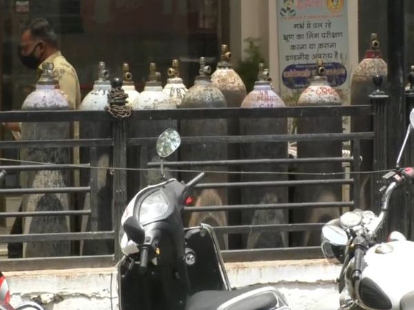 लोग सुबह से ही सलेंडर की व्यवस्था कर कंपनी के सामने लाइन से लग जाते हैं।