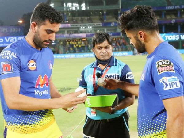 मैच के लिए बॉल सिलेक्ट करते चेन्नई के तेज गेंदबाज दीपक चाहर और शार्दूल ठाकुर।