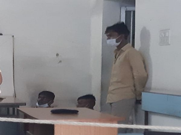 वहीं युवकों ने चोरी को अंजाम दिया अब येसे पहल जारी है।