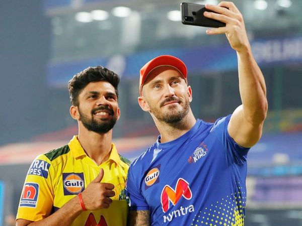 मैच जिताने के बाद मैदान पर ही सेल्फी लेते ऋतुराज गायकवाड़ और फाफ डुप्लेसिस।