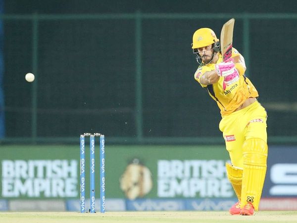 उनका साथ देने वाले ओपनर फाफ डुप्लेसिस ने 38 बॉल पर 56 रन की पारी खेली।