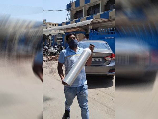 सिलेंडर भर कर ले जाता एक युवक