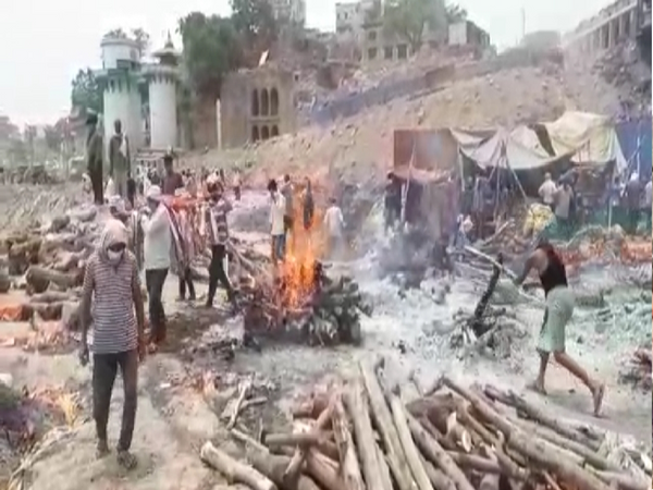 मणिकर्णिका और हरिश्चंद्र श्मशान पर मजदूर सुबह ही पहुंच जाते हैं। - Dainik Bhaskar