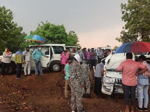 पुलिस ने गैटर से गाड़ी को काटकर घायलों और शवों को बाहर निकाला।