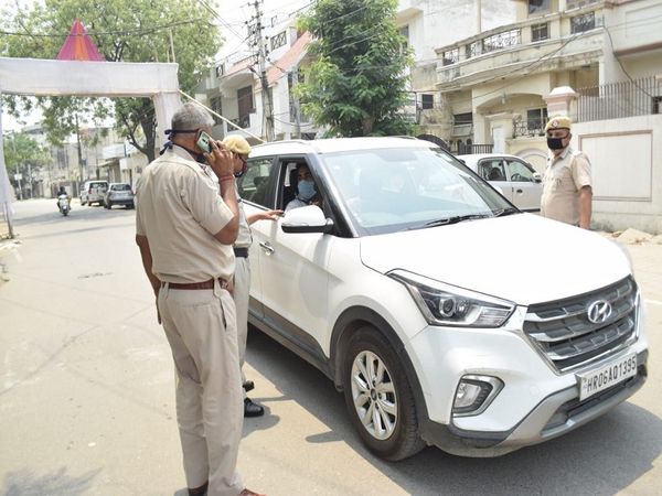 मॉडल टाउन में सड़कों पर निकले लोगों से पूछताछ करती पुलिस।