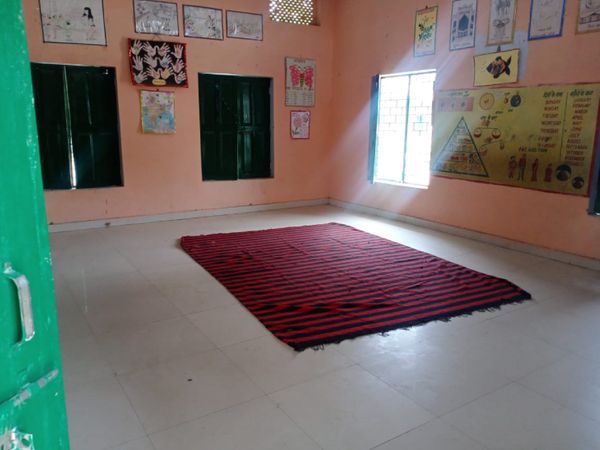 बाहर से आने वाले प्रवासियों के लिए प्राइमरी स्कूल में आइसोलेशन सेंटर बनाए गए हैं।