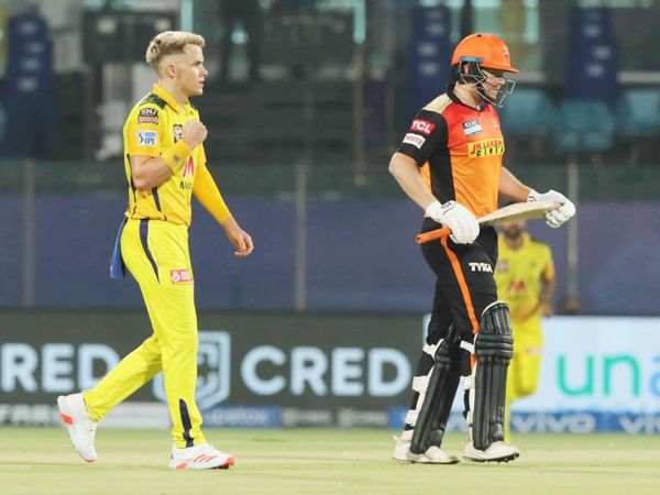 हैदराबाद को 22 रन पर पहला झटका लगा। सैम करन ने जॉनी बेयरस्टो को आउट किया।