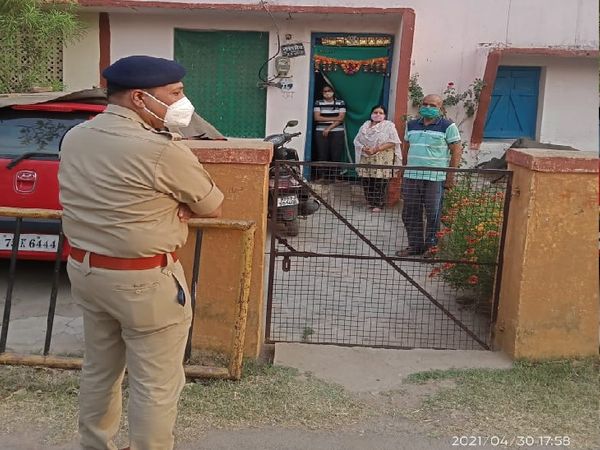 कोरोना वॉरियर्स पुलिसकर्मियों के घर पहुंचे एसपी अमित सांघी ने जाना हाल।