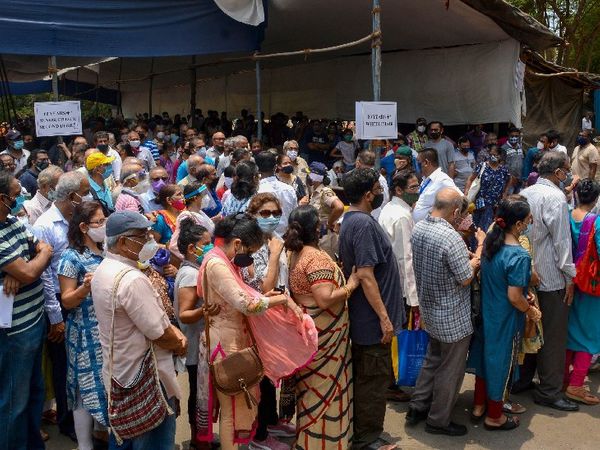 मुंबई के एक वैक्सीनेशन सेंटर के बाहर गुरुवार को उमड़ी भीड़।