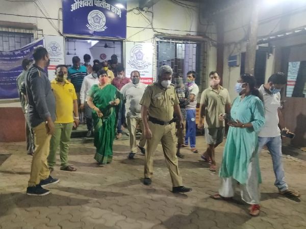 अपने समर्थकों के साथ पुलिस स्टेशन पहुंची स्थानीय विधायक।