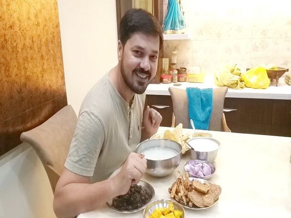 कुछ देर पहले लोगों को हेल्दी डायट और छत्तीसगढ़ी व्यंजनों को लेकर एक्टर अनुज ने जागरुक किया था।