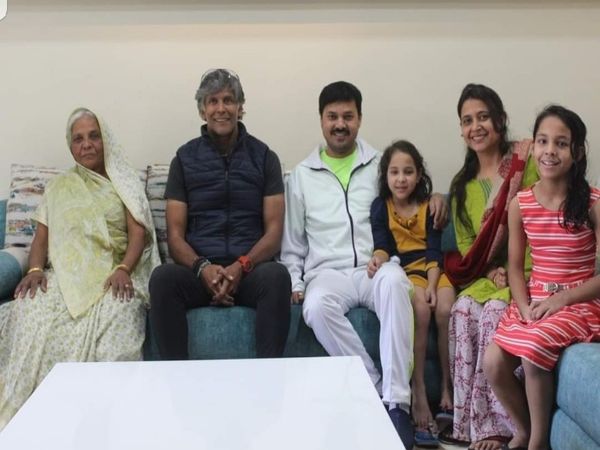 परिवार के सभी लोग अब स्वस्थ्य हो चुके हैं। अनुज शर्मा ने कहा कि समय पर दवाएं जरूरी हैं। तस्वीर जब एक्टर मिलिंद सोलन ने अपने परिवार से मुलाकात की थी।