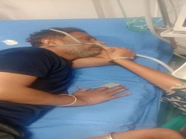NC कॉलेज में पति की नाक के सामने ऑक्सीजन का पाइप पकड़कर बैठी दुर्गेश।