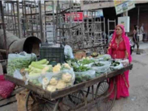 वाह री! जोधपुर पुलिस: सब्जी बेच रही 60 साल की महिला को महामारी एक्ट में गिरफ्तार किया, सोशल मीडिया पर लोगों ने कहा- रसूखवालों पर पुलिस की नजर नहीं पड़ती