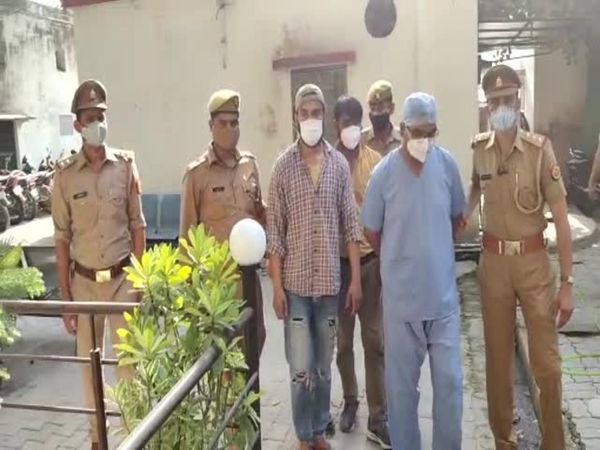 यूपी के कानपुर में पुलिस ने रे� - Dainik Bhaskar