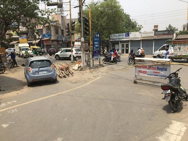 रामलाल चौक पर बेरिकेडिंग के बराबर से बिना रोकटोक निकलते वाहन।