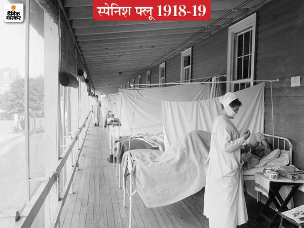 अमेरिका के मैरीलैंड में वाल्टर रीड सैन्य अस्पताल के फ्लू वार्ड में मरीज की जांच करती कपड़े का मास्क पहने एक नर्स।
