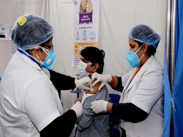 लाॅकडाउन का ये असर भी: वैक्सीन को लेकर लोगों का कम हो रहा रुझान, सेंटर पर नहीं पहुँच रहे है लोग, बना रहे है कर्फ्यू का बहाना