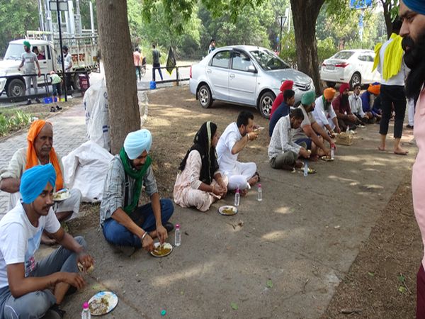 किसान मजदूर एकता मंच की ओर से मटका चौक पर लंगर लगाया गया