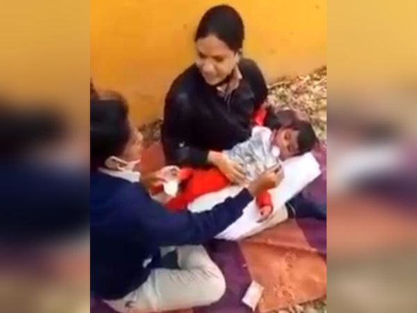 घटना महाराष्ट्र के पिंपरी चिंचवाड़ की है। बच्ची को खाना खिलाते हुए महिला कांस्टेबल। - Dainik Bhaskar