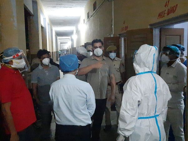 Collector arrived at midnight to see the admitted patients of Kovid, the nursing staff got away and said, ‘Build nursing station outside the ward itself’. | आधी रात को कोविड के भर्ती मरीजों को देखने पहुंचे कलेक्टर, नर्सिंग स्टाफ मिला दूर तो बोले, ‘वार्ड के बाहर ही बनाओ नर्सिंग स्टेशन’