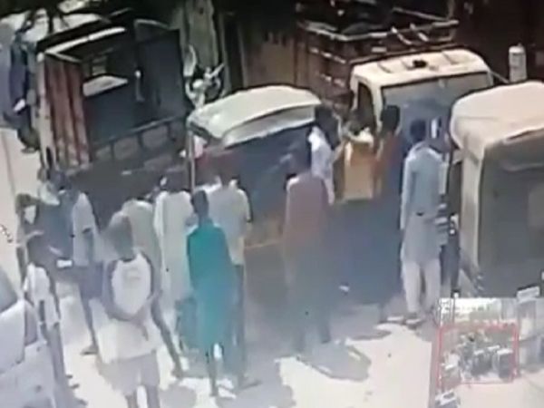 युवकों को आस-पास के लोगों ने समझाते हुए लेकिन उन्होंने मारपीट काफी देर तक बंद नहीं की।