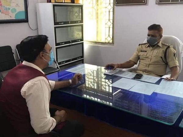 तस्वीर आजाद चौक थाने की है। भाजपा नेता गौरी शंकर श्रीवास ने इस मामले में पुलिस से कार्रवाई की मांग की।