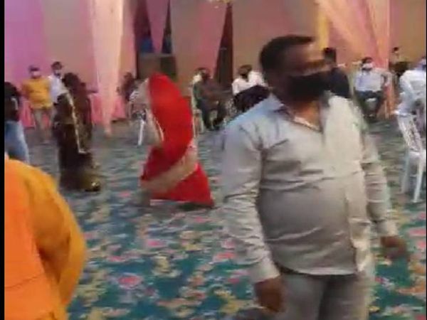 बारात में मेहमानों की भीड़ जुटा लिया था।