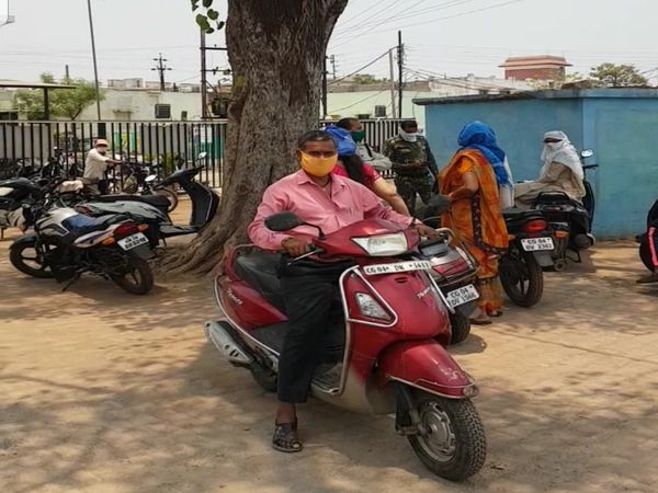 जानकारी न मिलना और टीकाकरण के लिए कार्ड की सख्ती देखकर लोग लौट गए।