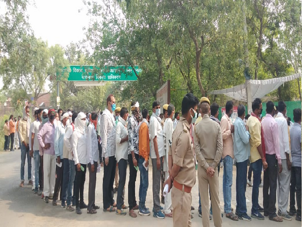 चोलापुर आदर्श राष्ट्रीय विद्यालय मतगड़ना स्थल पर भी कोविड प्रोटोकॉल नहीं दिखा।