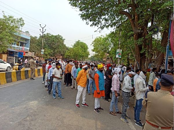 सोशल डिस्टेंसिंग धज्जियां उड़ी।