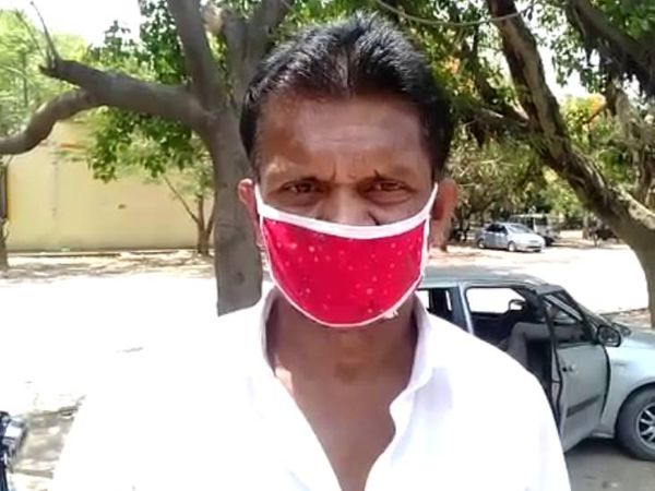 शंकर अभी तक 8 हजार रुपए जुटा नहीं पाया है। उसने प्रशासन से गुहार लगाई है कि उसकी मां का शव उसे दिलाया जाए। - Dainik Bhaskar