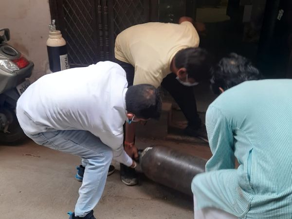 शारिक आजकल हिमाचल प्रदेश से ऑक्सीजन मंगा रहे हैं। लेकिन अब उन्हें लगता है कि सप्लाई का ये रूट भी बंद हो जाएगा।