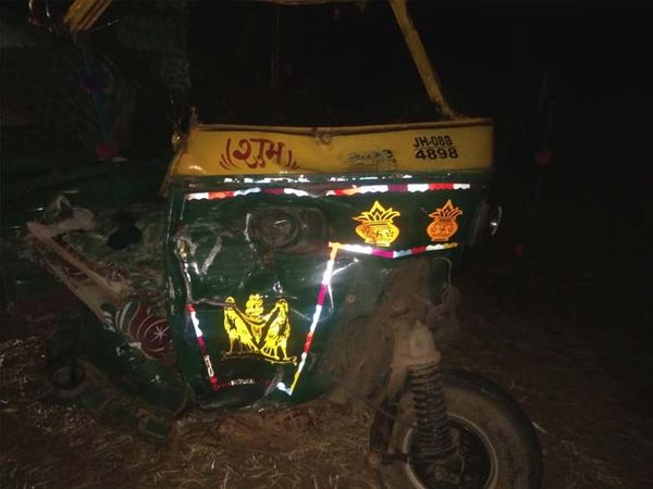 क्षतिग्रस्त ऑटो।