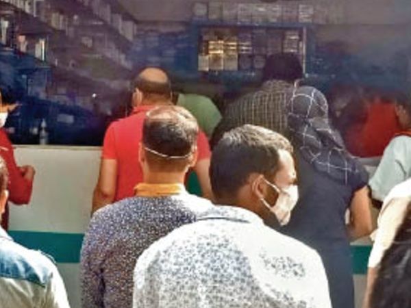 मेडिकल स्टोर्स पर लगीं मरीजों की कतारें।