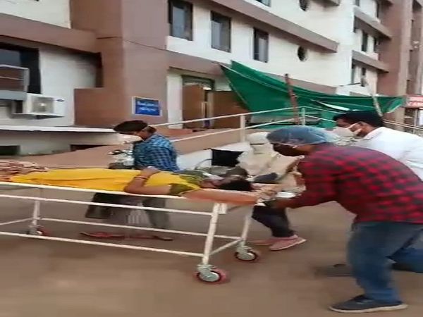 विधायक देवेन्द्र यादव ने खुद ही गाड़ी से उतार कर स्ट्रेचर से अस्पताल पहुंचाया।