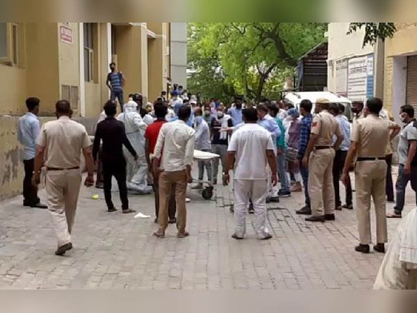 घटनास्थल पर मौजूद पुलिस और अन्य लोगों की भीड़।