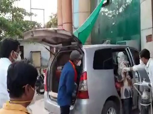 सुपेला अस्पताल से विधायक ने अपनी गाड़ी से ऑक्सीजन सिलेंडर को लाकर व्यवस्था की।