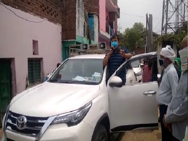 कार पर खड़े होकर लोगों को अनाउंसमेंट कर मास्क लगाने के लिए जागरूक करते हुए मंत्री