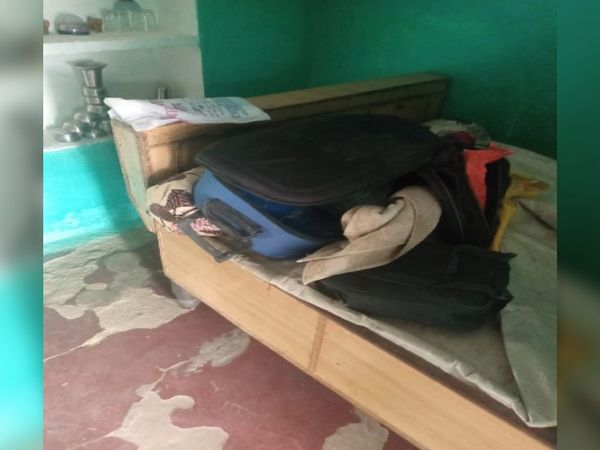 चोरी के बाद घर में बिखरा पड़ा सामान, इसी सूटकेस में रखे थे गहने-नकदी