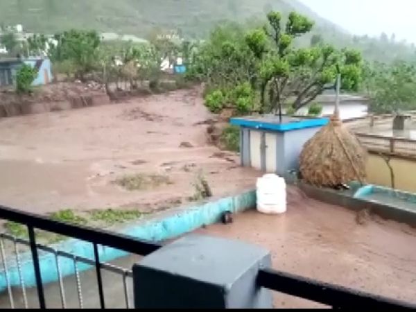 The photo is of Kumrara village in Uttarkashi district. Many houses have been damaged due to cloudburst here. - Dainik Bhaskar