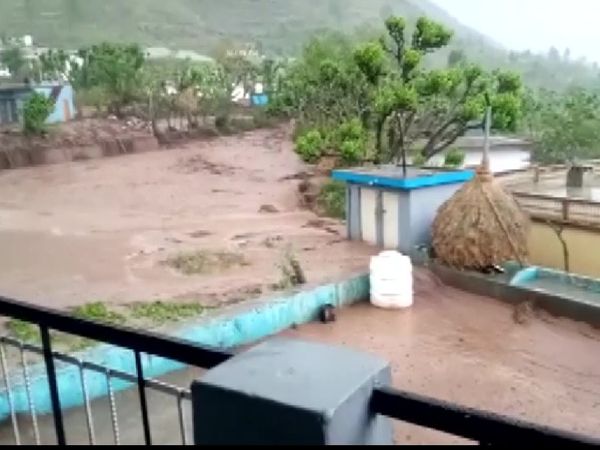 The photo is of Kumrada village in Uttarkashi district.  Many houses have been damaged due to cloudburst here.  - Dainik Bhaskar