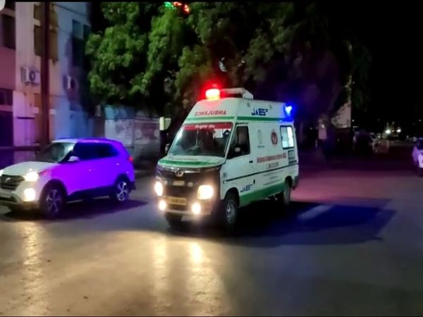 रात के वक्त उन्हें अस्पताल लाया गया।