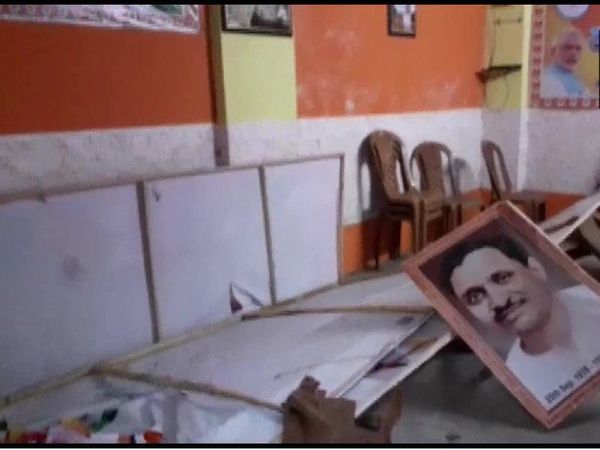 BJP office was vandalized at Bhatpada in North 24 Parganas district. TMC activists are accused of this. - Dainik Bhaskar