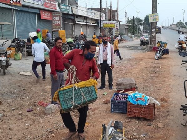 पुलिस ने तिफरा मंडी में दबिश मारी तो भगदड़ मच गया। सब्जी व्यापारियों के साथ ही निर्माता भी भागने लगे।