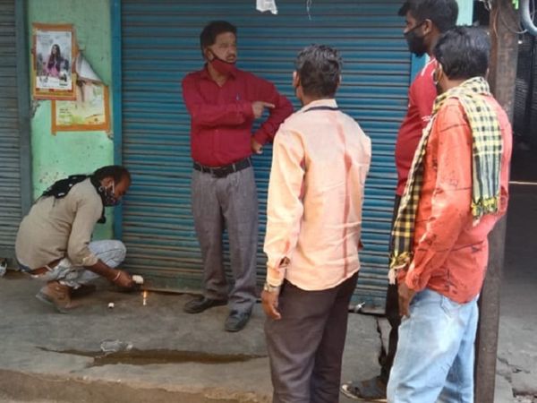 यदुनंदन नगर में एक दुकान की दुकान खुली होने और भीड़ लगाकर सामान बेचने पर सील कर दिया गया। दुकानदार को भी गिरफ्तार किया गया है।